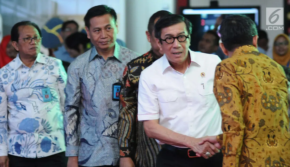 Menkumham, Yasonna H Laoly (kedua kanan) jelang membuka Pasar Inovasi dan Kreativitas di Graha Pengayoman, Jakarta, Selasa (31/10). Ajang ini untuk mengkomersialisasikan produk kekayaan intelektual pelaku bisnis. (Liputan6.com/Helmi Fithriansyah)