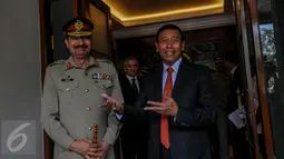 Jenderal Rashad Mahmood dari Pakistan (kiri) bersama Menkopolhukam Wiranto (kanan) berbincang usai pertemuan tertutup di Kemenkopolhukam, Jakarta, Selasa (20/9). (Liputan6.com/Faizal Fanani)