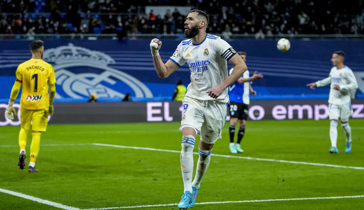 Pada menit ke-90 Real Madrid mendapat hadiah penalti usai Rodrygo dijatuhkan bek Alaves, Florian Lejeune. Eksekusi yang diambil Karim Benzema berbuah gol ketiga Real Madrid. Skor 3-0 bertahan hingga laga usai. (AP/Manu Fernandez)