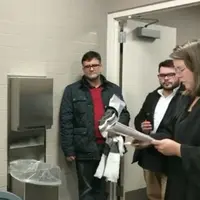 Pasangan ini menikah di toilet, ada apa dengan mereka? (Sumber foto: mirror.co.uk)