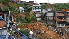 Petugas pemadam kebakaran mencari orang-orang di puing-puing daerah perumahan setelah hujan lebat memicu tanah longsor di Franco da Rocha, Sao Paulo, Brasil, Senin (31/1/2022). Tanah longsor dan banjir yang disebabkan oleh hujan lebat telah menewaskan puluhan orang. (AP Photo/Marcelo Chello)