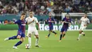 Bek  Barcelona, Lucas Digne, berebut bola dengan striker Real Madrid, Lucas Vázquez pada laga ICC 2017 di Stadion Hard Rock, Miami, AS (29/7/2017). Barcelona menang 3-2 atas Real Madrid. (AP/Doug Murray)
