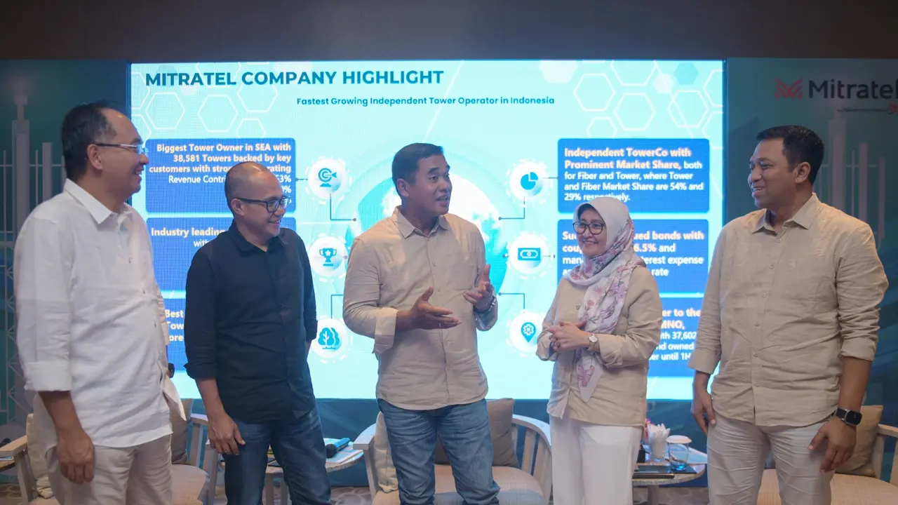 Direktur Utama PT Dayamitra Telekomunikasi Tbk atau Mitratel (MTEL) Theodorus Ardi Hartoko dan direksi lainnya saat media gathering di Labuan Bajo, Senin (5/8/2024). Istimewa