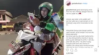 Ibu-ibu ini menjadi driver Go-Send dan selalu membawa dua anaknya narik (Foto: Instagram @glamelforfood)