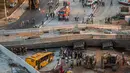 Sebuah jembatan layang yang belum selesai runtuh dan menimpa beberapa kendaraan yang melintas, Belo Horizonte, Brasil, (3/7/2014). (AFP PHOTO/Pedro Duarte)