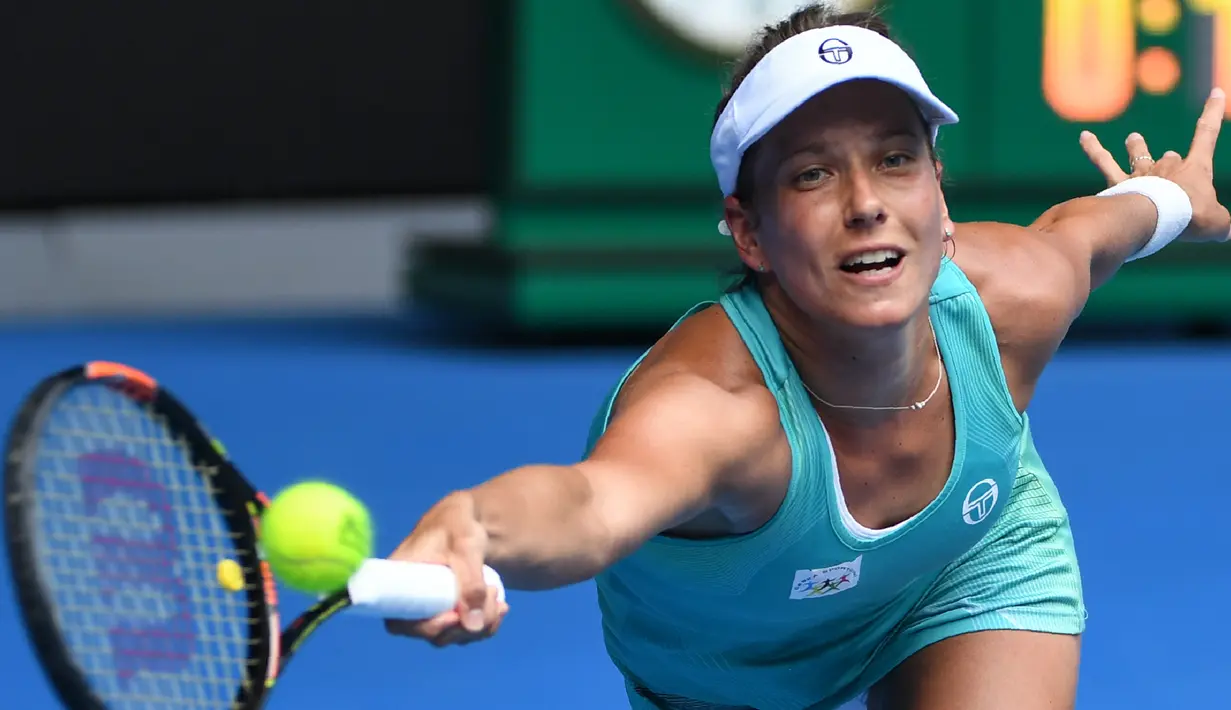 Petenis asal Ceko, Barbora Strycova memukul bola saat melawan Serena Williams pada putaran keempat Austalia Open, Melbourne, Australia (23/1). (AFP/William West)