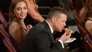 Bahkan Brad Pitt memejamkan mata ketika menikmati sepotong pizza, (RantNOW)