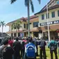 setidaknya ada 200-an orang anggota PSHT dari berbagai wilayah di Yogyakarta sebelum ke Mapolres Bantul berkumpul di rumah korban untuk menjenguk.