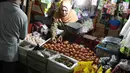 Pedagang merapihkan telur ayam di pasar tradisional Jakarta, Kamis (6/12). Berdasarkan data PIHPS Nasional, harga telur ayam ras pada 5 Desember 2018 mencapai Rp 25.650/kg, naik Rp 4.500/kg (21,28%) dibanding 1 November. (Liputan6.com/Immanuel Antonius)
