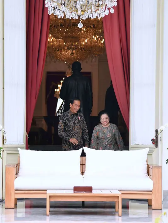 Presiden Joko Widodo (Jokowi) dan Megawati Soekarnoputri menuju bangku teras belakang Istana Merdeka, Jakarta, Senin (21/11). Pertemuan tersebut membahas kondisi politik nasional, ekonomi dan pilkada. (Biropres Kepresidenan/Laily)