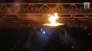 Peraih medali emas Olimpiade Barcelona Susi Susanti (kiri) usai menyalakan api abadi Asian Games 2018 dalam pembukaan di Stadion Utama Gelora Bung Karno (SUGBK), Jakarta, Sabtu (18/8). (Liputan.com/Fery Pradolo)