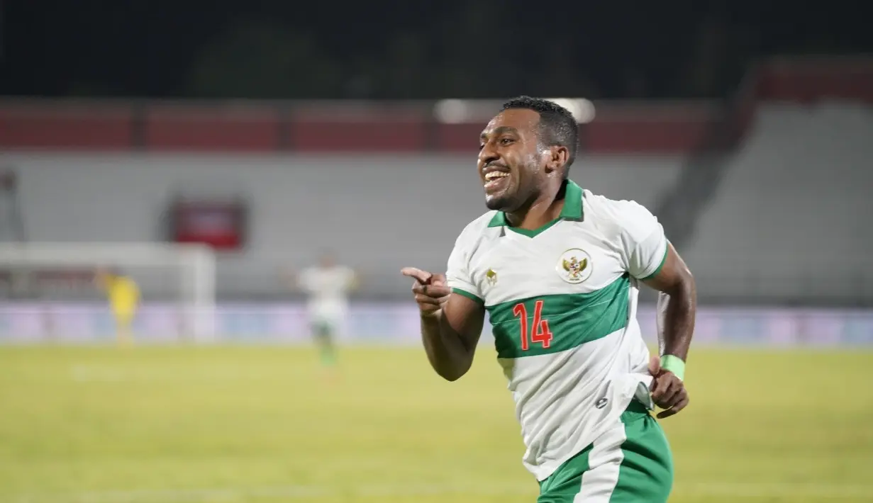 Penyerang Timnas Indonesia, Terens Puhiri (kiri) berselebrasi usai mencetak gol ke gawang Timor Leste pada laga uji coba internasional di Stadion I Wayan Dipta Gianyar, Bali, Minggu (30/1/2022) malam WIB. Indonesia menang telak atas Timor Lester 3-0. (Dok Humas PSSI)