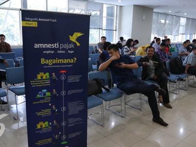 Sejumlah orang menunggu untuk mengikuti program tax amnesty di kantor pusat Direktorat Jenderal Pajak, Jakarta, Jumat (30/9). Hari terakhir ‎program tax amnesty banyak masyarakat memadati kantor pajak. (Liputan6.com/Angga Yuniar)