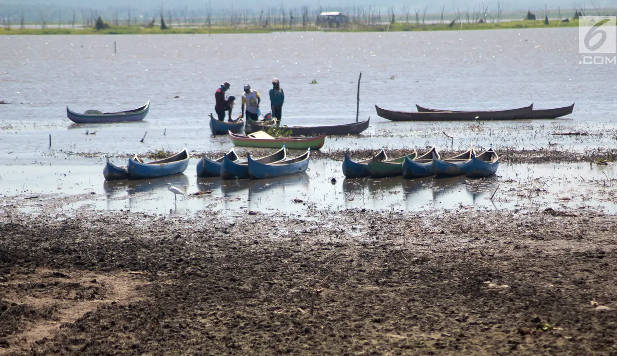 Nelayan menepi usai mencari ikan kala kekeringan melanda Danau Limboto, Gorontalo, Sabtu (22/9). Keringnya Danau Limboto memaksa nelayan harus memarkir perahu mereka. (Liputan6.com/Arfandi Ibrahim)
