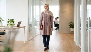 Inspirasi Tunik Hijab Friendly yang Bikin Office Look Makin Classy, Mana Favoritmu?