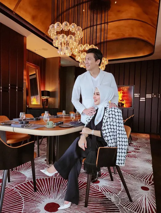 Sepatu dari Amina Muaddi seharga Rp13jutaan melengkapi penampilan cantik Syahrini [instagram/princessyahrini]