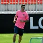 Penyerang Atletico Madrid, Fernando Torres melakukan pemanasan saat sesi latihan di Ciudad Deportiva Wanda di Madrid (2/5). Pada leg pertama Atletico Madrid bermain imbang 1-1 atas Arsenal di Emirates Stadium. (AFP Photo/Pierre-Philippe Marcou)