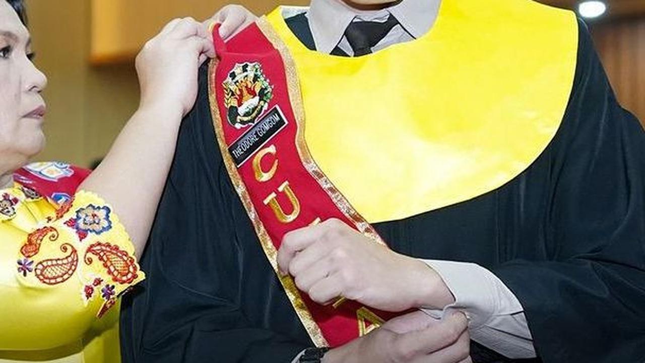 Mereka tampak bahagia di momen spesial Theodore yang kini sudah resmi menjadi perwira polisi.