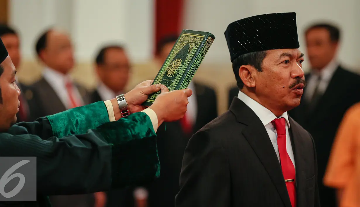 Kepala Lemsaneg Djoko Setiadi  disumpah jabatan saat pelantikan di Istana Negara, Jakarta, Jumat (8/1/2016). Jabatan Djoko Setiadi diperpanjang oleh Presiden Jokowi setelah sebelumnya menduduki posisi yang sama sejak 2011. (Liputan6.com/Faizal Fanani)