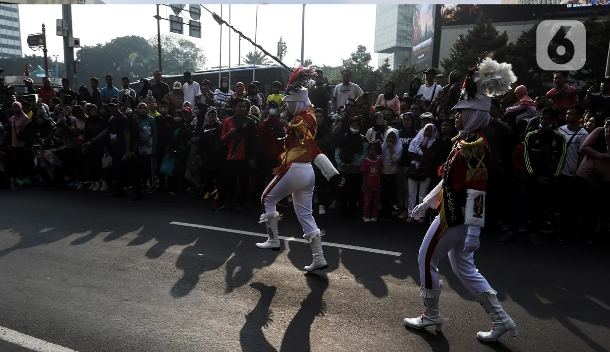 Iring-iringan peserta mengikuti acara Kirab Pancasila Tahun 2023 saat Hari bebas kendaraan bermotor (HBKB) atau car free day (CFD) melewati kawasan Jalan Sudirman-MH Thamrin, Jakarta, Minggu (28/5/2023). (Liputan6.com/Johan Tallo)