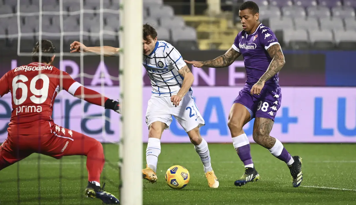 Gelandang Inter Milan, Nicolo Barella bersaing dengan bek Fiorentina, Igor Fiorentina ada lanjutan laga Liga Italia di Stadion Artemio Franchi, Sabtu dinihari WIB (6/2/2021). Inter Milan mengalahkan Fiorentina 2-0 dan menggusur AC Milan dari puncak klasemen Serie A. (Massimo Paolone/LaPresse via AP)