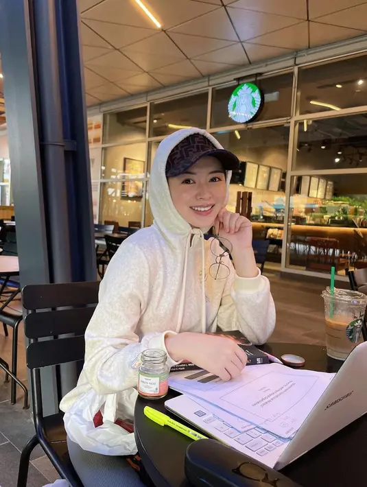 Ini sebenarnya bukan kali pertama Ayana membagikan foto tanpa hijab, tapi bisa dibilang baru kali ini menimbulkan reaksi cukup heboh dari warganet. Belakangan, Ayana memang cukup sering muncul di media sosial tanpa memakai hijab. (Instagram/xolovelyayana)