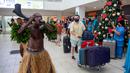 Penari tradisional dengan rok rumput menyambut wisatawan di Nadi, Fiji, Rabu (1/12/2021). Fiji membuka perbatasannya untuk pelancong internasional pertama kalinya sejak pandemi Covid-19 melanda dunia dan menghancurkan ekonominya yang bergantung pada pariwisata. (Leon LORD/AFP)