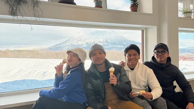 Potret Jessica Mila Menikmati Salju Bersama Kyarra dan Yakup Hasibuan (credit: instagram/jscmila)