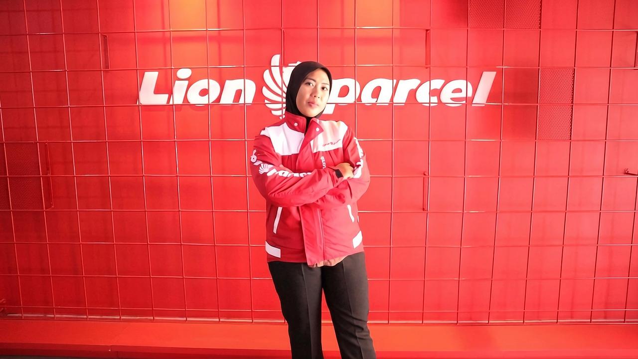 Kartini Masa Kini di Jalanan: Kisah Kurir Perempuan Lion Parcel Menaklukkan Tantangan
