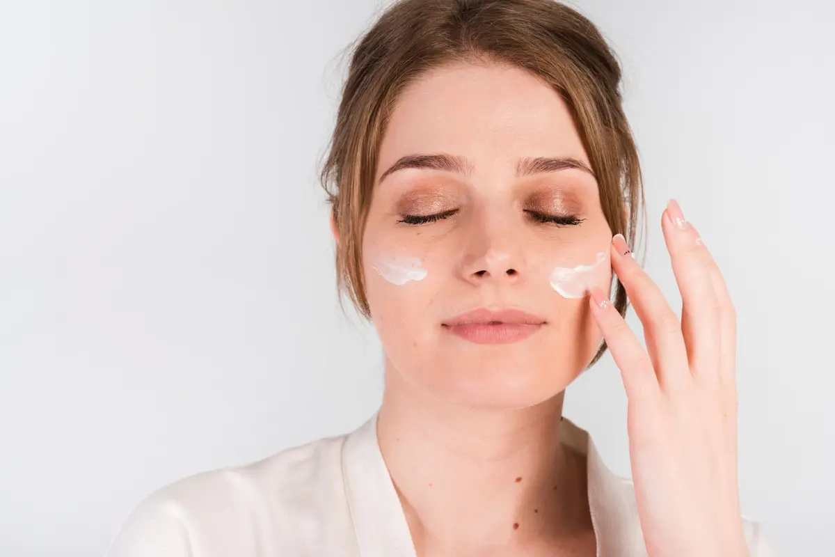 Trik Reapply Sunscreen Saat Full Makeup Tanpa Merusak Riasan (photo by freepik.com)
