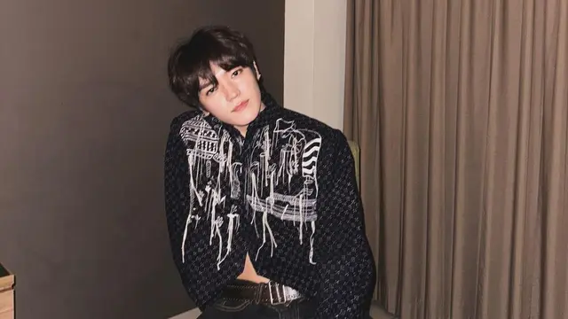 8 Potret Taeyong NCT 127 Tampil Ganteng Pakai Batik Gedog Tuban Rancangan Mel Ahyar di Jakarta