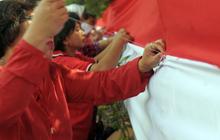 Sambut 17 Agustus, kaum hawa lomba jahit bendera merah putih raksasa