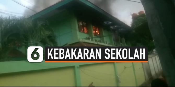 VIDEO: Korsleting Listrik Menyebabkan Kebakaran di Gedung SMAN 100