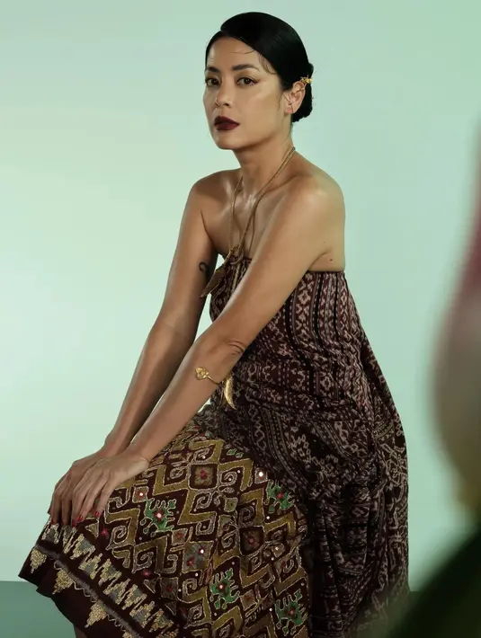 Melihat pesona luar biasa Lulu Tobing dalam balutan wastra. Kain tenun digunakan sebagai kemben dipadukan dengan tenun lain yang serasi sebagai rok. [Foto: Instagram/lutob]