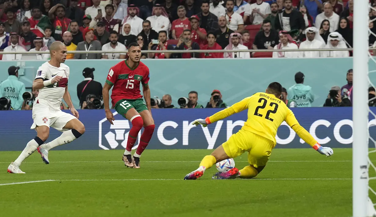 Maroko juga mampu menciptakan beberapa peluang, di antaranya melalui Selim Amallah pada menit ke-35. Sayang, tembakannya masih melambung di atas gawang Portugal yang dikawal Diogo Costa. (AP/Martin Meissner)