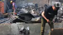 Petugas Damkar pun langsung menerjunkan 19 unit mobil pemadam dengan 95 personel untuk memadamkan si jago merah. (merdeka.com/Imam Buhori)