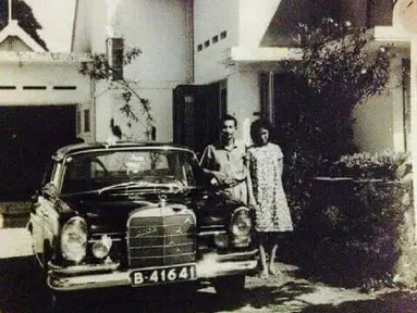 Sepasang suami istri berfoto bersama Mercedes-Benz S-Class W108 di Jl. Flores, Surabaya tahun 1961. (Source: Instagram/@perfectlifeid)