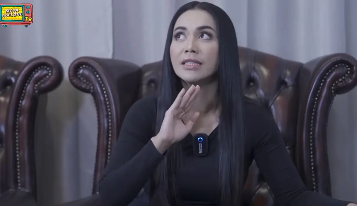 “Memang waktu itu karena aku pikir jadi lama mikirnya karena pertama aku takut banget kan, takut tua. Aku harus cari nafkah di sini (hiburan), aku harus cari duit di sini, usia aku sudah tidak muda lagi, dan aku betul-betul masih menggantungkan seluruh nafkahku di sini,” kata Denada. [Youtube/ Maia ALELDUL]