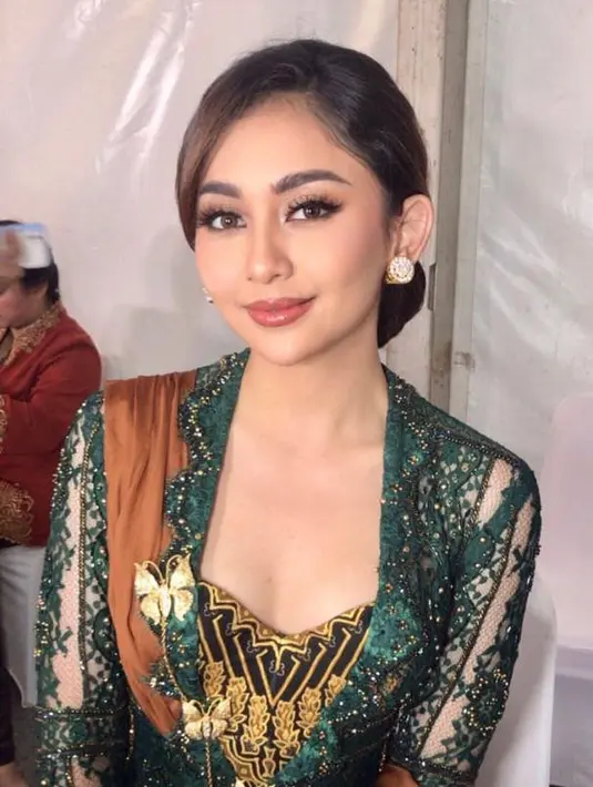 Puteri Indonesia Favorit Kepulauan Sulawesi 2022 Dini Nurfitri Widjaya terlihat elegan dibalut kebaya warna hijau dengan bustier batik warna keemasan dari Intan Avantie. [Instagram/akbarbahary_]