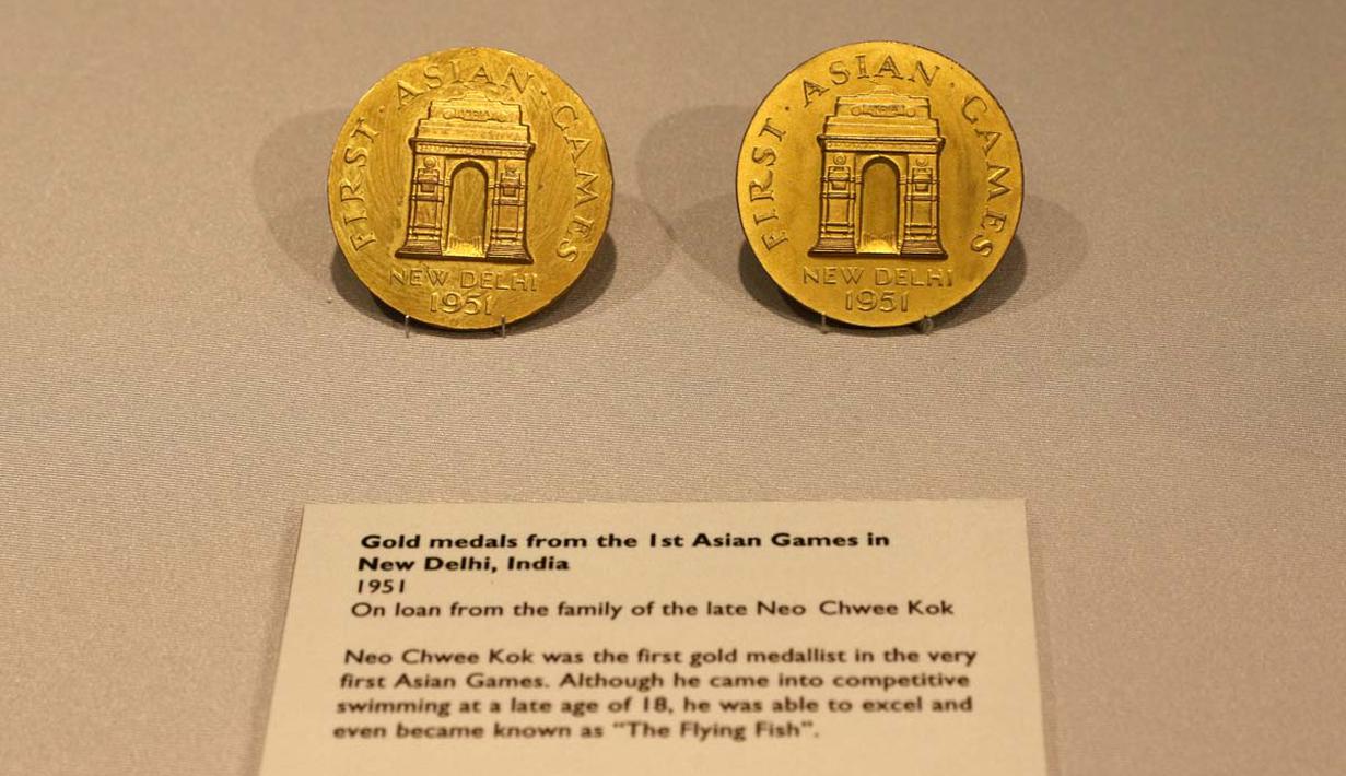 Medali emas Asian Games 1 New Delhi 1951 milik legenda renang Singapura, Neo Chwee Kok. di Museum Olah Raga Singapura. (Bola.com/Arief Bagus)