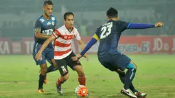 Pemain Arema Cronus, Hamka Hamzah (kanan)  dan Rafael Maitimo mengepung pergerakan  pemain Madura United pada laga Torabika Soccer Champions 2016 di Stadion Gelora Bangkalan, Jumat (6/5/2016) WIB. (Bola.com/Fahrizal Arnas)