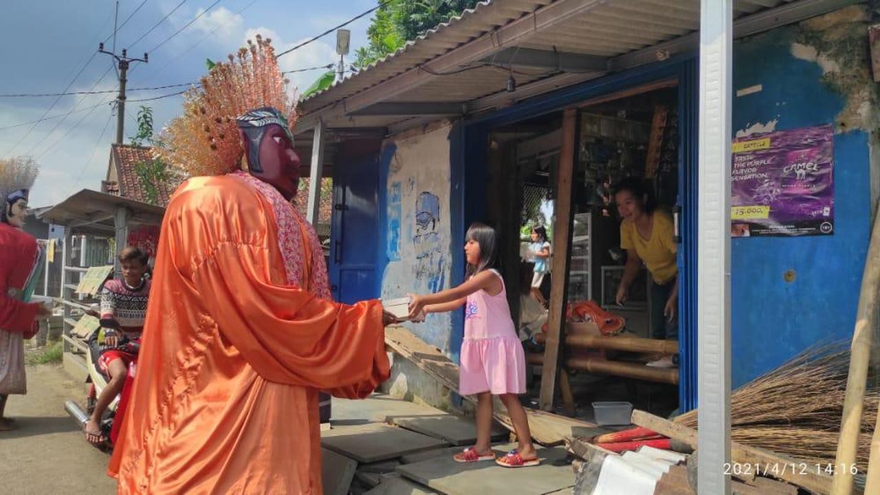 Cerita di Balik Ondel-Ondel Berbagi Makanan Berbuka Puasa Gratis di Jalanan