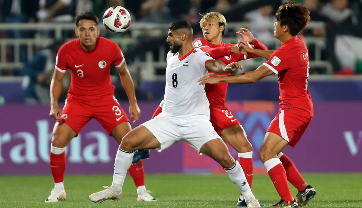 Tahun ini merupakan pencapaian tertinggi Palestina setelah hanya mentok di fase grup Piala Asia 2015 dan 2019. Layaknya Suriah, kelolosan Palestina mengundang rasa haru yang membuncah di tengah kecamuk perang di negara mereka. (AP Photo/Hussein Sayed)