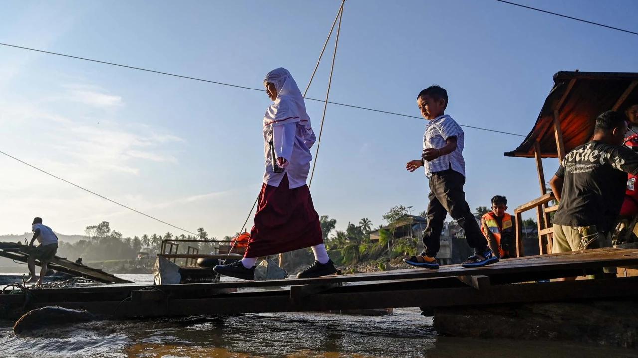 FOTO:  Anak Anak Kembali Bersekolah Pascabencana di Bireuen Aceh