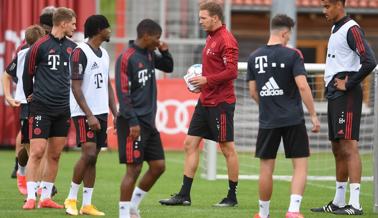Pelatih baru Bayern Munchen, Julian Nagelsmann (ketiga kanan) mengawasi sesi latihan pertama dengan timnya di tempat latihan mereka di Munich, Jerman selatan (7/7/2021).  (AFP/Christof Stache)