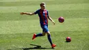 Pemain baru FC Barcelona, Lucas Digne menendang saat diperkenalkan di stadion Camp Nou, Barcelona , Spanyol , (14/7). Lucas Digne  menyepakati kontrak berdurasi lima tahun. (REUTERS / Albert Gea)