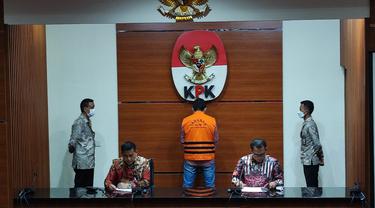 Deputi Penindakan dan Eksekusi KPK Karyoto (kanan) mengumumkan penahanan LM Rusdianto Emba, adik dari Bupati Muna La Ode Muhammad Rusman Emba
