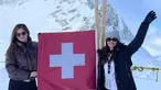 Swiss memang menjadi salah satu pilihan negara yang banyak dikunjungi para selebriti saat liburan. Begitu pula dengan Cut Tari dan Ersa Mayori yang memilih momen liburannya ke Swiss. Di sini keduanya pun mengunjungi Jungfraujoch yang merupakan salah satu tempat tertinggi di Swiss yang menyediakan banyak wisata. (Liputan6.com/IG/@cuttaryofficial)
