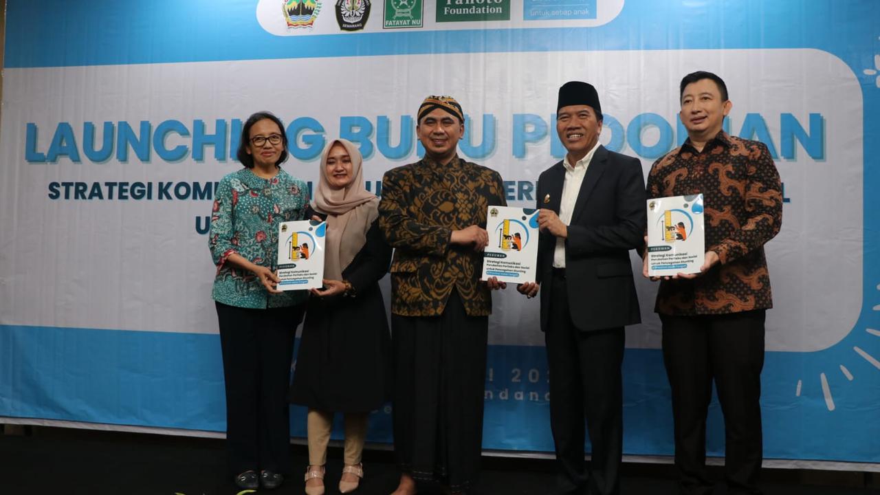 Kiri ke Kanan: Spesialis Gizi UNICEF Indonesia Sri Sukotjo, Ketua PW Fatayat NU Jateng Tazkiyatul Muthmainnah, Wakil Gubernur Jawa Tengah Taj Yasin Maimoen, Rektor Universitas Diponegoro Prof. Dr. Yos Johan Utama, S.H., M.Hum, Head of ECED Tanoto Foundati