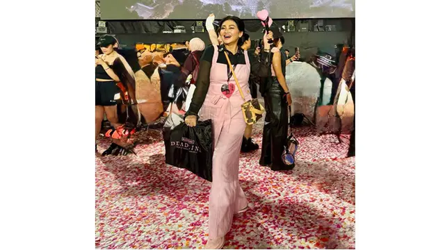 6 Gaya Bella Saphira Pakai Jumpsuit Pink saat Nonton BLACKPINK, Tampil Bak ABG